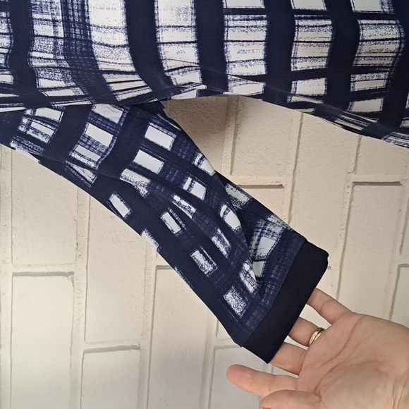 Elie McCarthy Blue/White 3 Button 3/4 Sleeve Blouse. Size Medium NWT - Picture 3 of 7